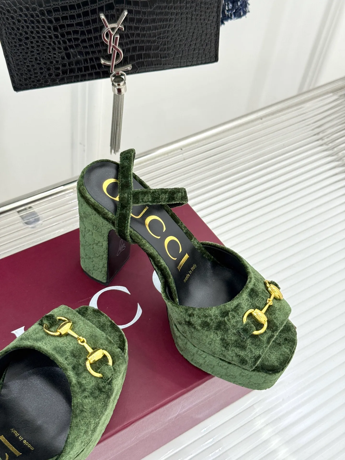Factory direct sales p660🐘🐘Women's shoes Women's clothing Gucci/Gucci classic horsebit pointed velvet square toe waterproof platform high-heeled sandals When the classic horsebit meets velvet texture, these sandals have become synonymous with elegance and individuality. The square toe design breaks the sharpness of the pointed toe and adds a bit of retro laziness. The delicate velvet upper feels luxurious and shows a high-end texture with the flow of light and shadow. Every step brings a gentle aura. The iconic metal horsebit embellishes the shoe body, instantly awakening brand recognition and cleverly blending retro style with modern fashion. The golden ratio of waterproof platforms and high heels not only lengthens the leg lines but also reduces walking pressure, allowing elegance without compromising comfort. Whether worn with a gorgeous dress to attend a dinner party or paired with retro jeans for a daily look, it can easily hold the spotlight and become the finishing touch in the look, highlighting unique taste and extraordinary style. The fabric is made of original customized velvet and the inner pads are all sheepskin. Heel height: 10.8 Water platform: 3.3 Italian imported genuine leather outsole size: 35-39 (40/41/42 customized)